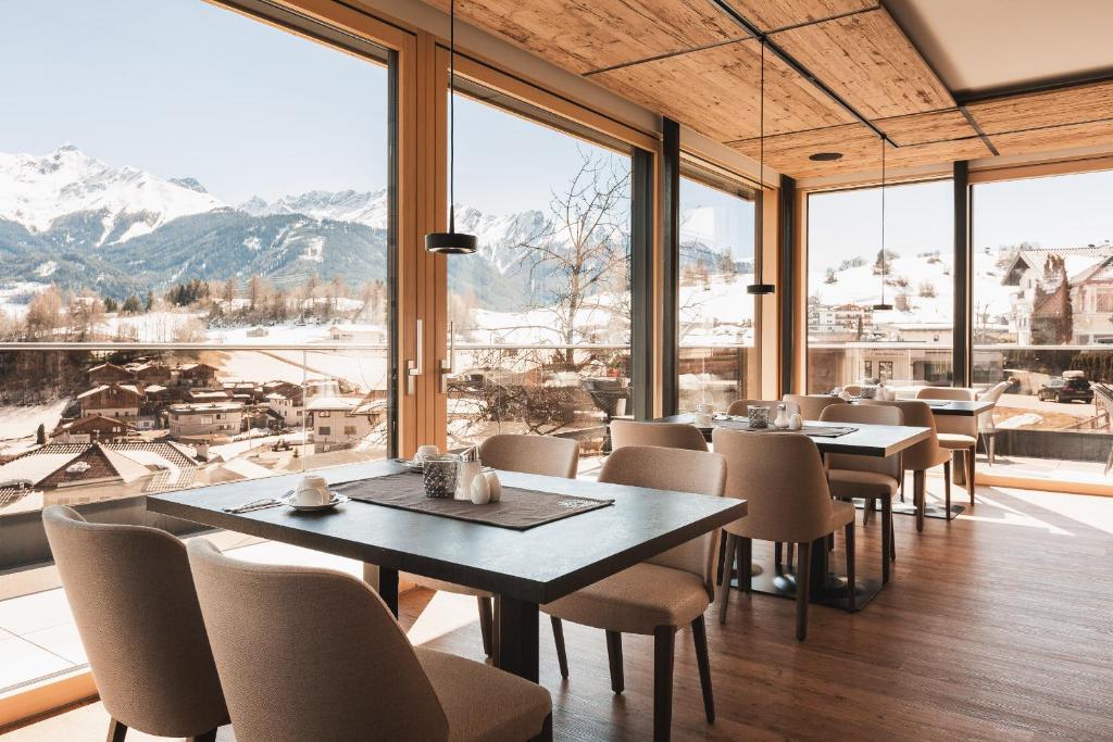 Nespecifikovaný výhled na hory nebo výhled na hory při pohledu z hotelu