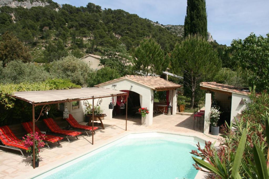 una villa con piscina e gazebo di La Campanette en Luberon -Piscine privée a Cheval-Blanc