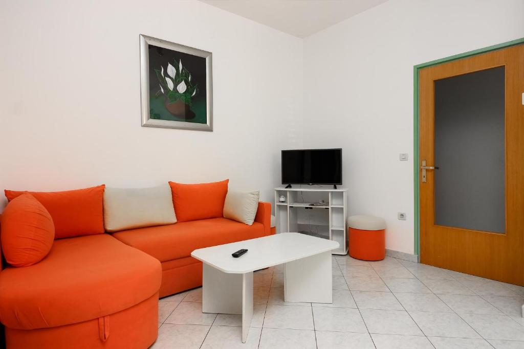 A television and/or entertainment centre at Elda