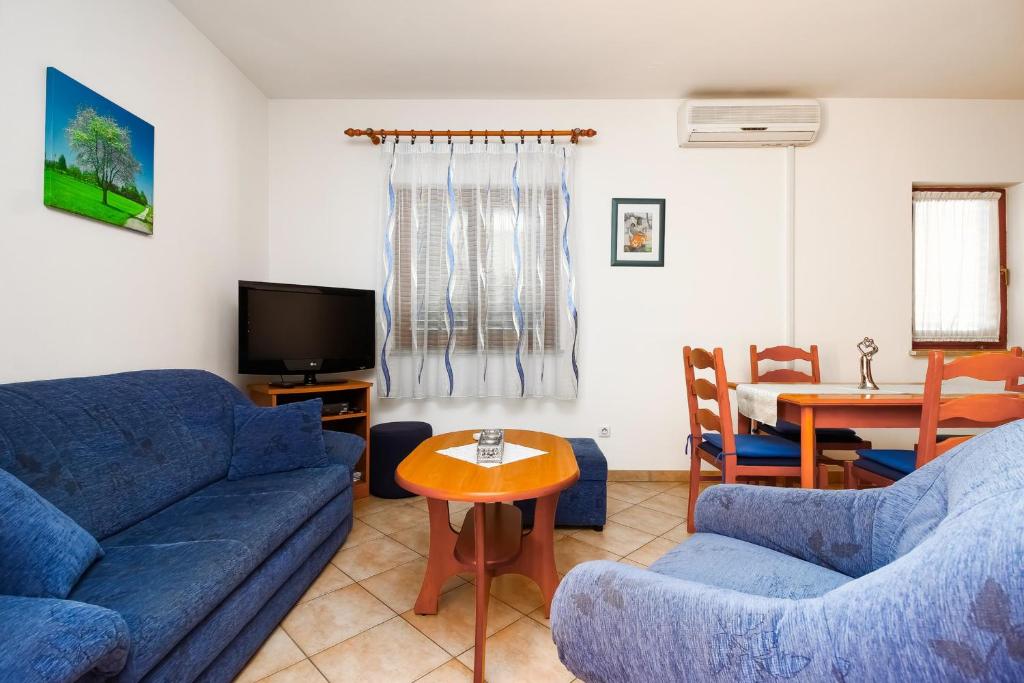 A television and/or entertainment centre at Elda
