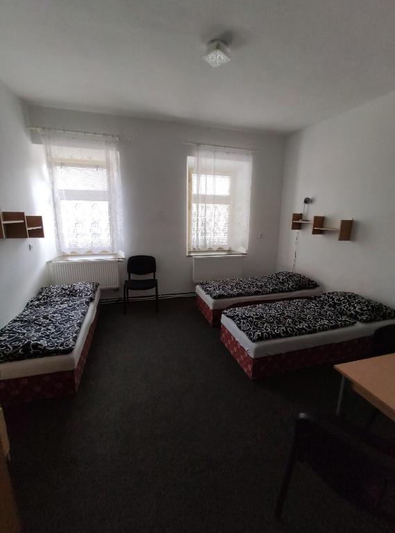 Postel nebo postele na pokoji v ubytování Hostel Kašperské Hory