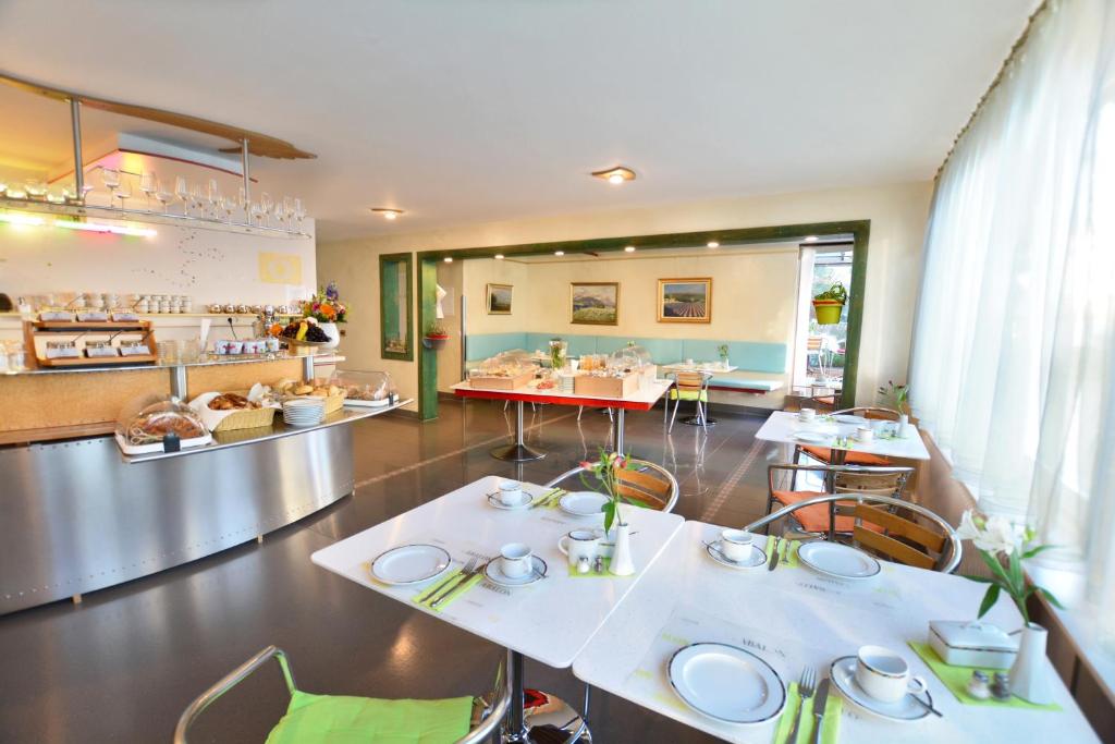Restaurace v ubytování Abalon Hotel ideal