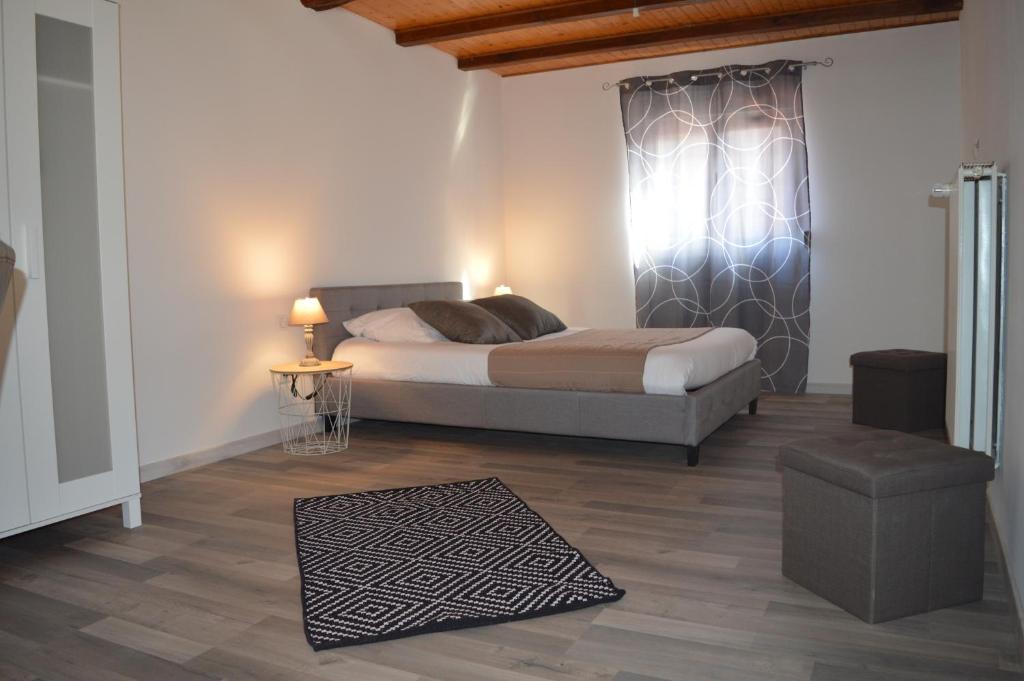 een slaapkamer met een bed en een tapijt op de vloer bij Gite de la kirneck in Valff