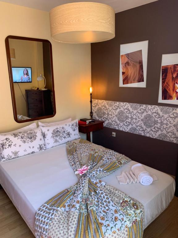 une chambre avec deux lits et un grand miroir dans l'établissement Dream Apartment, à Santa Cruz de Tenerife