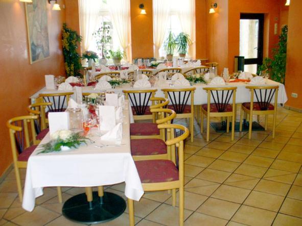 a dining room with white tables and chairs at Gästehaus Oh-La-La in Wilster