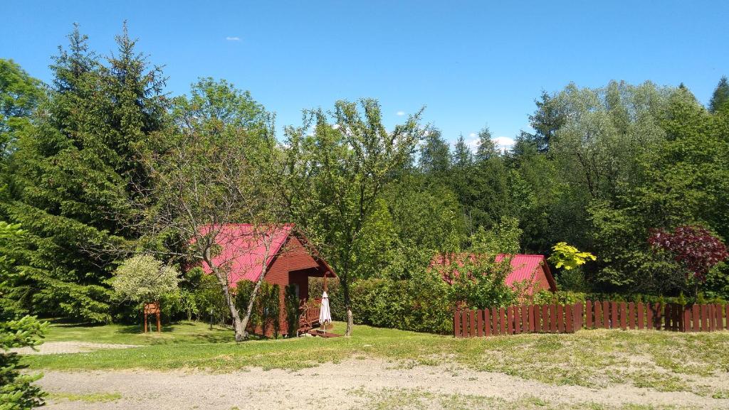 Vonkajšia záhrada v ubytovaní Słoneczna Dolina - Domki Bieszczady