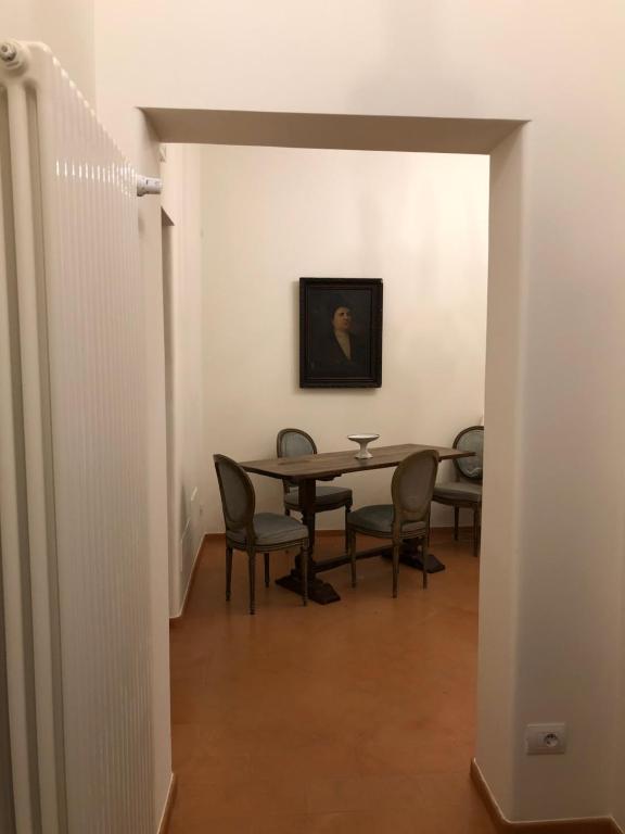 A television and/or entertainment centre at Visione Via Sant’Andrea delle Fratte, 36