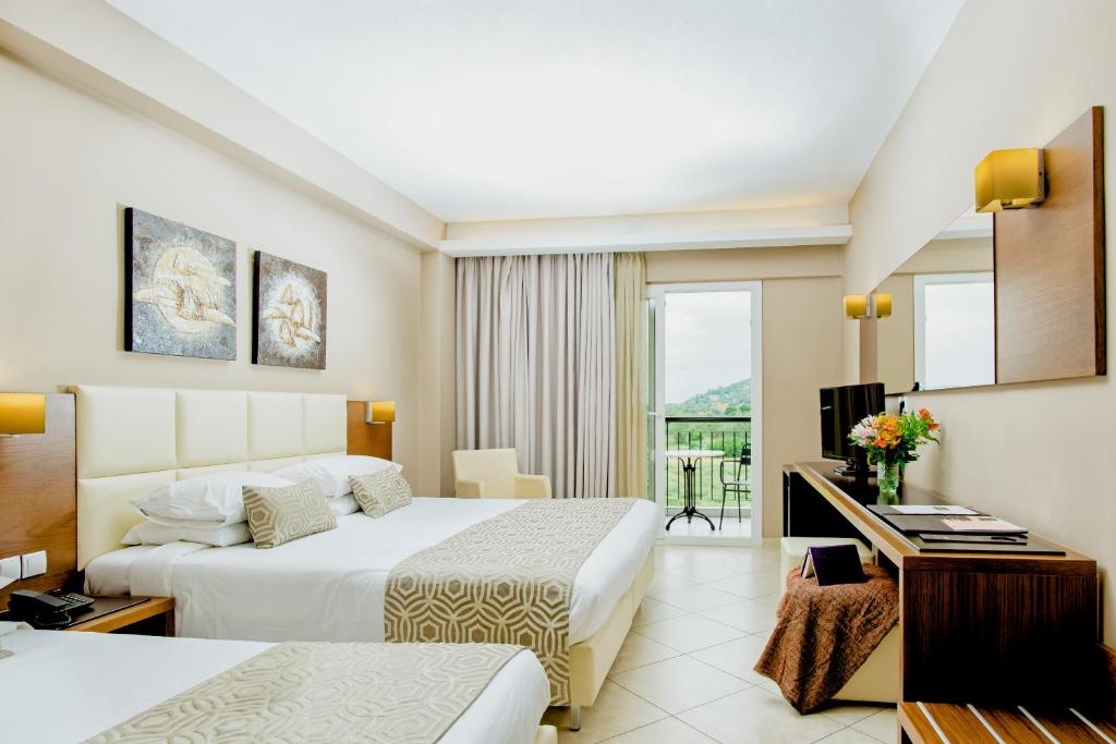 Postel nebo postele na pokoji v ubytování Aar Hotel & Spa Ioannina