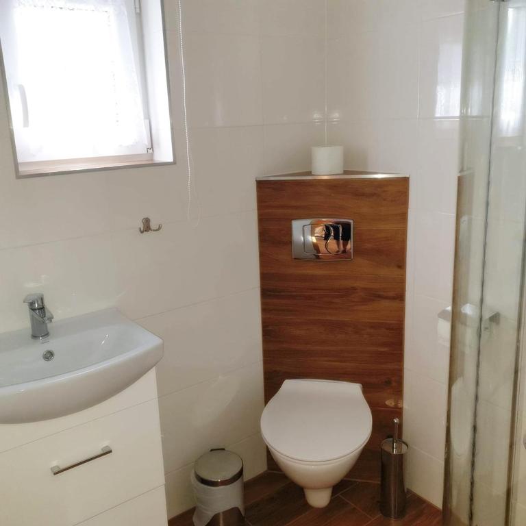 Kúpeľňa v ubytovaní PokojeKajaki DD Swornegacie