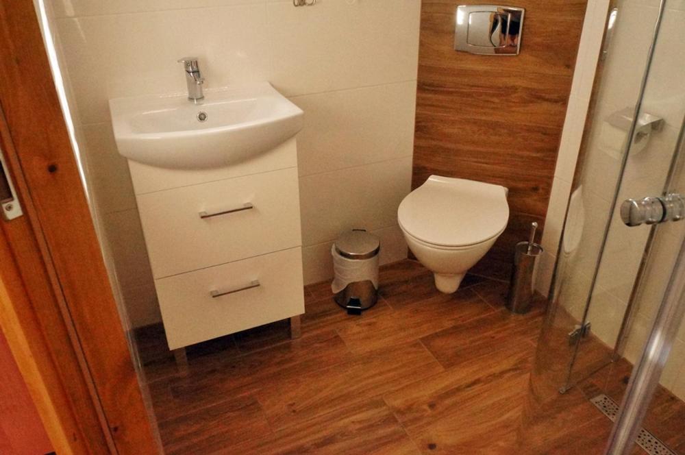 Kúpeľňa v ubytovaní PokojeKajaki DD Swornegacie