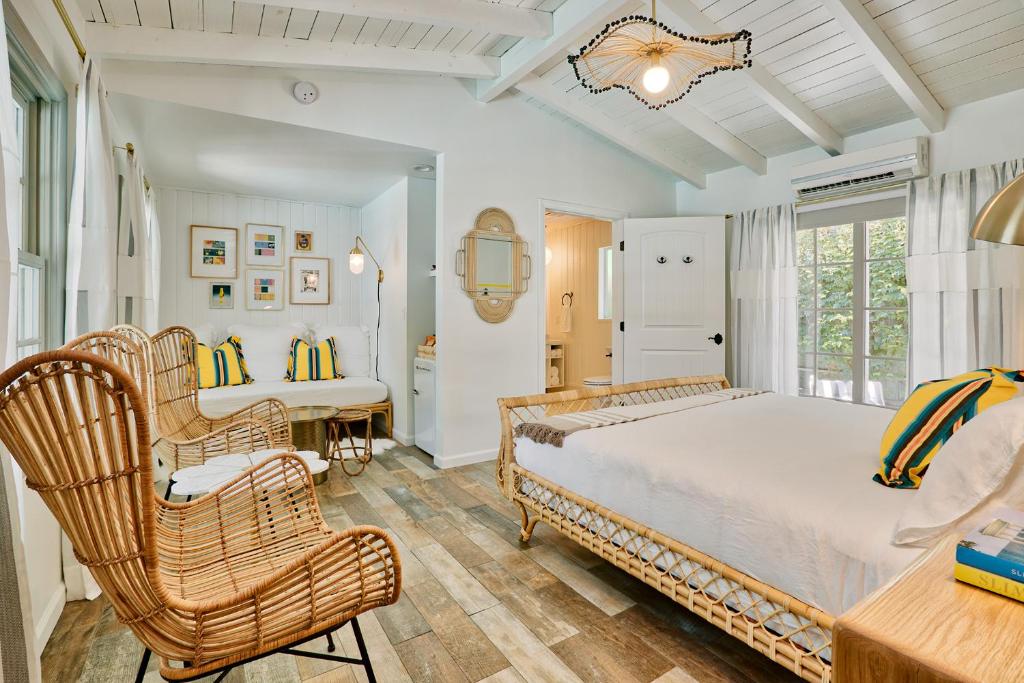 棕櫚泉的住宿－Dive Palm Springs，卧室配有一张床、一张桌子和椅子