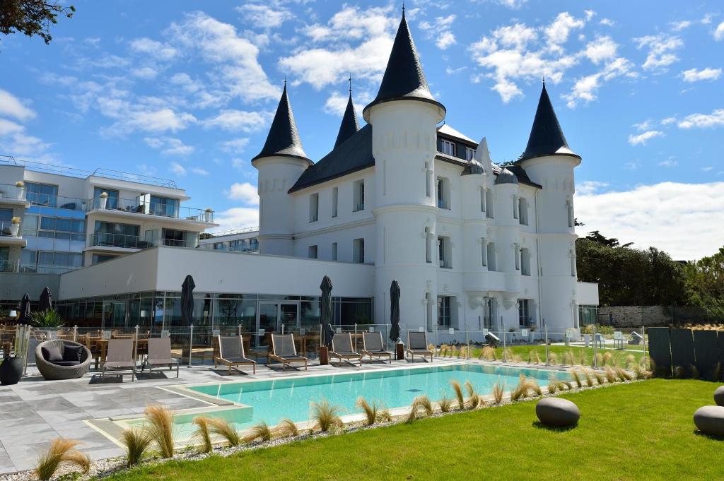 Foto de la galería de Hôtel Château des Tourelles, Thalasso et piscine d'eau de mer chauffée en Pornichet