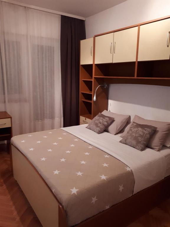 een slaapkamer met een groot bed met sterren erop bij Morosini Apartments in Biograd na Moru