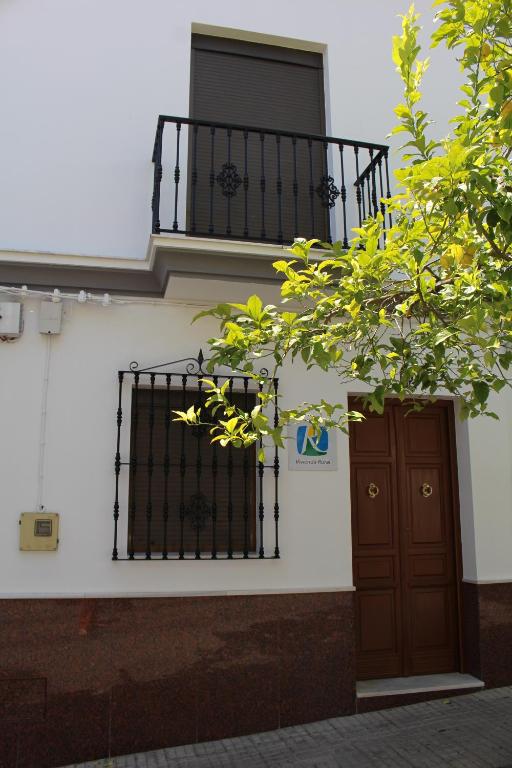 budynek z balkonem i drzwiami w obiekcie Casa Manolito w mieście Prado del Rey
