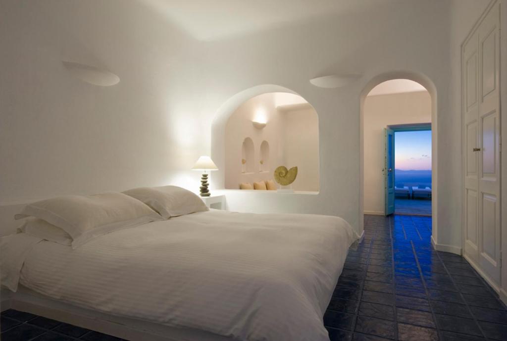 Postel nebo postele na pokoji v ubytování White Santorini