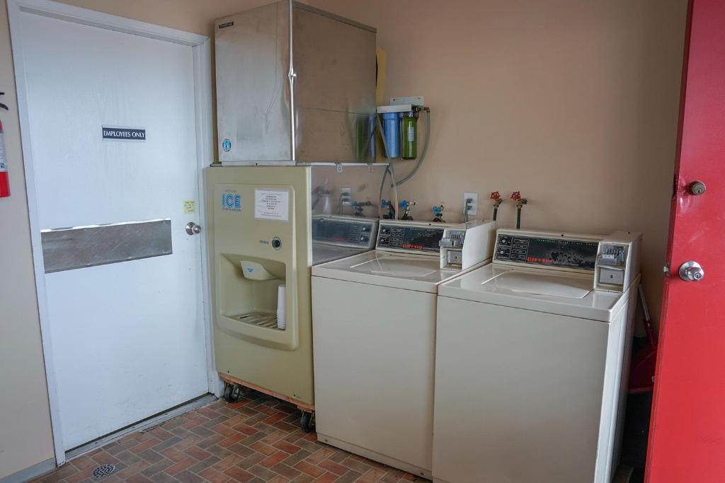 Kuchyň nebo kuchyňský kout v ubytování Thunderbird Motor Inn