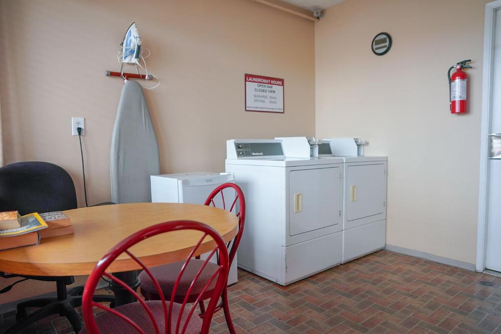 Kuchyň nebo kuchyňský kout v ubytování Thunderbird Motor Inn