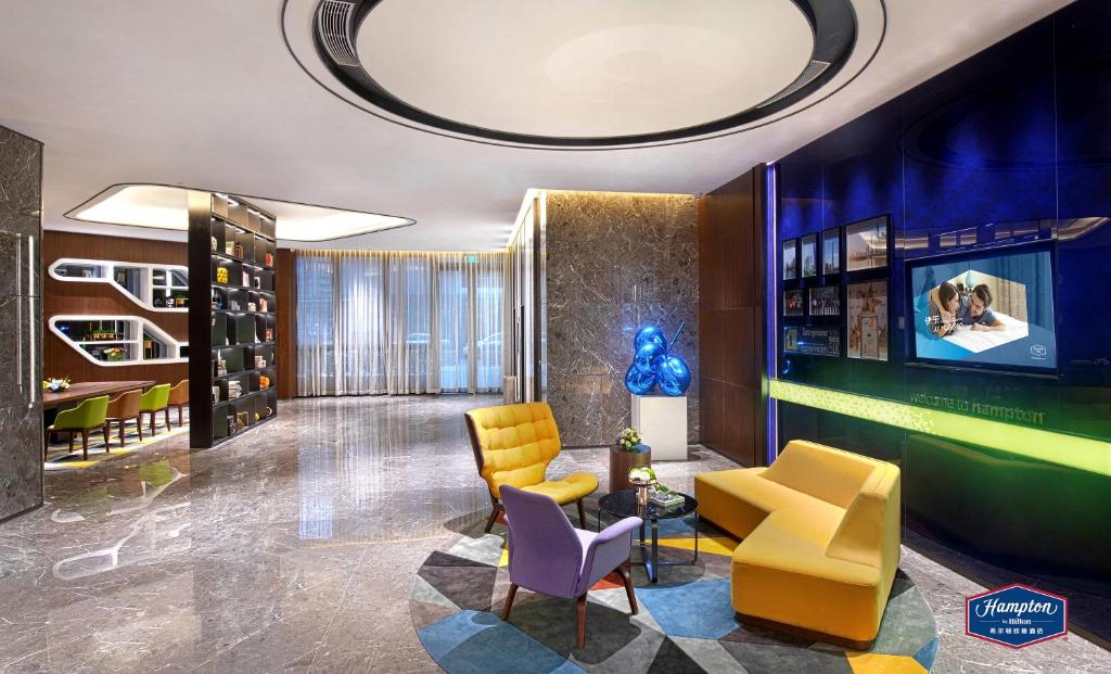 TV a/nebo společenská místnost v ubytování Hampton by Hilton Guangzhou Dongxiaonan