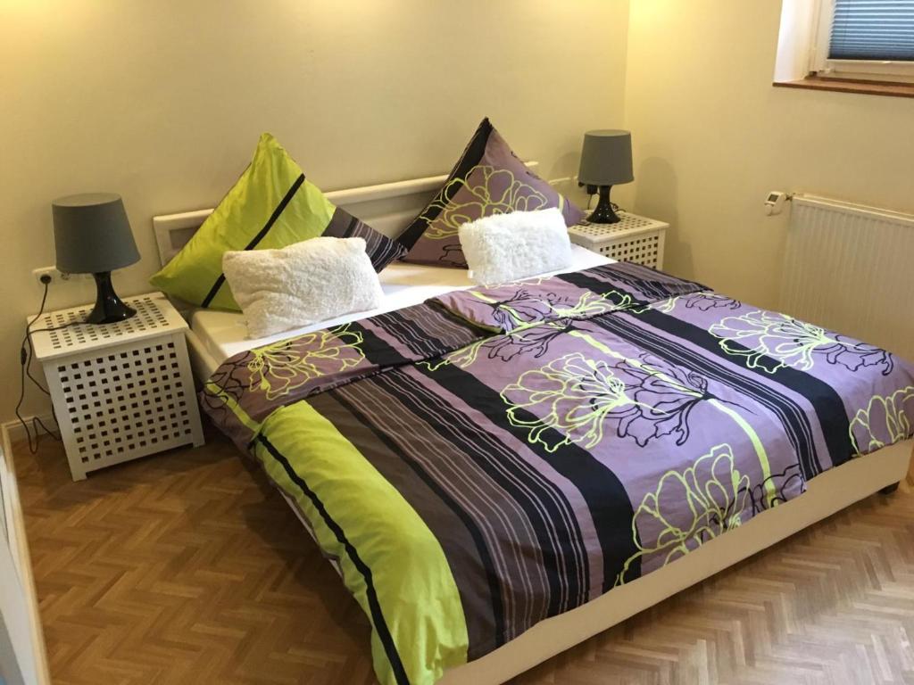 um quarto com uma cama grande e 2 candeeiros em Schick Hamburg em Geesthacht