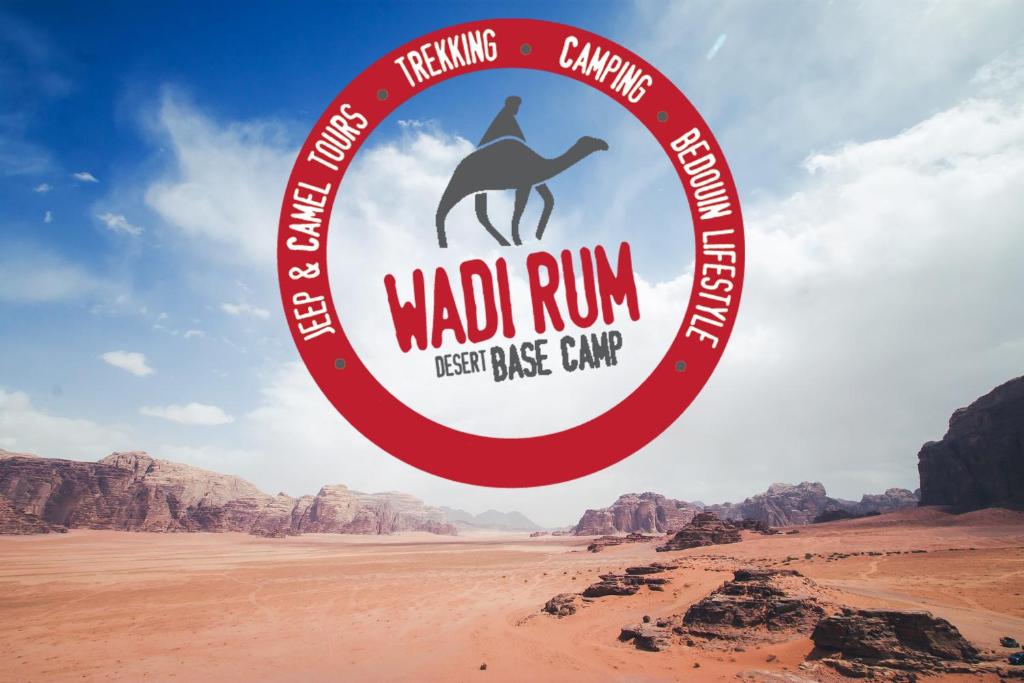 Ein Zeichen, das verrücktes Rum-Ranger-Camp in der Wüste liest. in der Unterkunft Wadi Rum Desert Base Camp in Wadi Rum