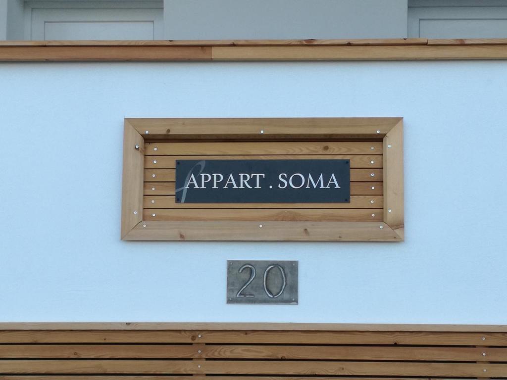 un panneau sur le côté d'un bâtiment dans l'établissement APPART SOMA, à Frauenkirchen