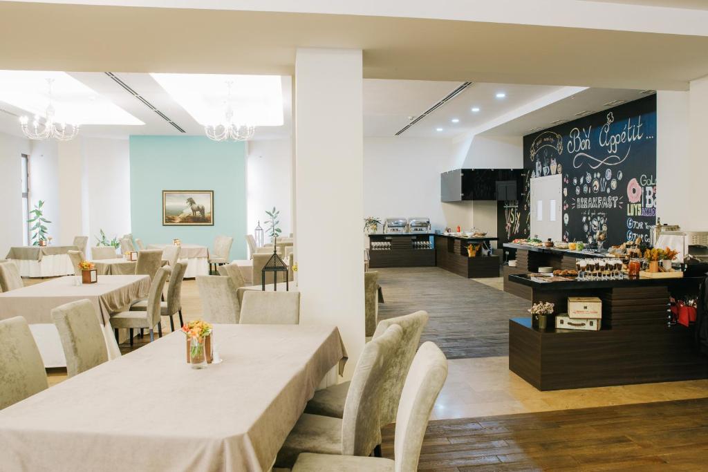 TV a/nebo společenská místnost v ubytování President Hotel by Hrazdan Hotel CJSC