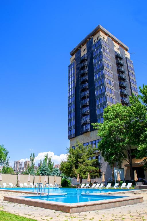 Bazén v ubytování President Hotel by Hrazdan Hotel CJSC nebo v jeho okolí