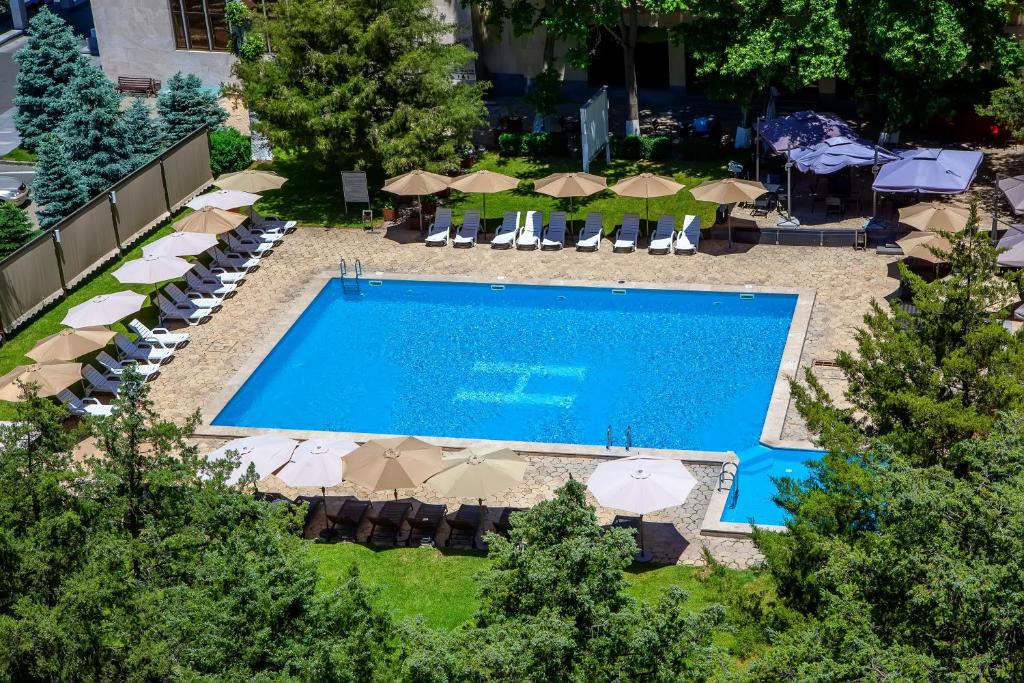 Bazén v ubytování President Hotel by Hrazdan Hotel CJSC nebo v jeho okolí