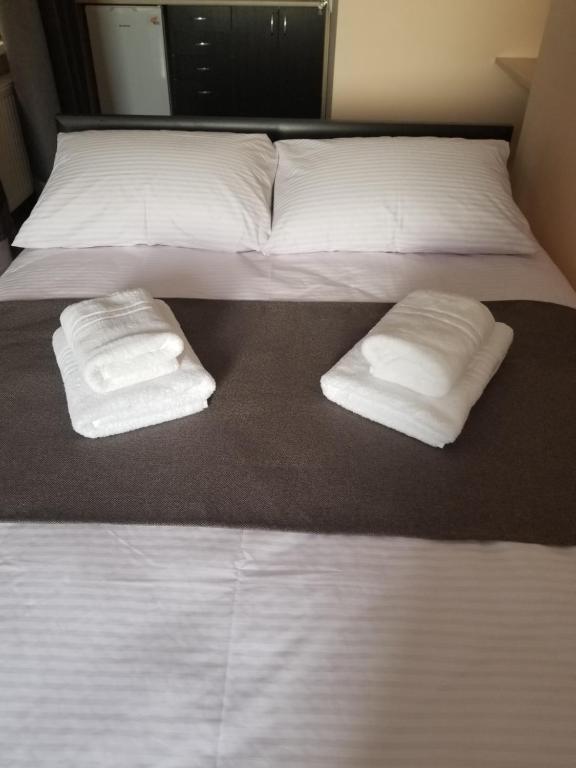 uma cama com duas almofadas e duas toalhas em Apart-studio Dreamtime em Chisinau