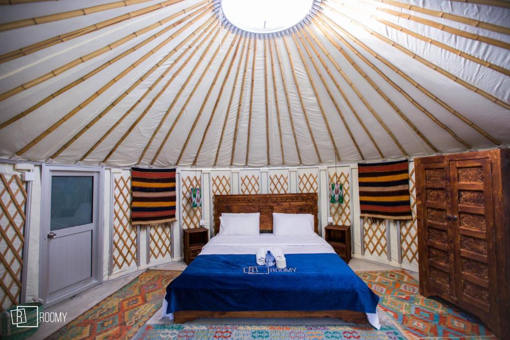 ein Schlafzimmer mit einem Bett in einer Jurte in der Unterkunft Roomy Yurts, Minapin Nagar Hunza in Hini