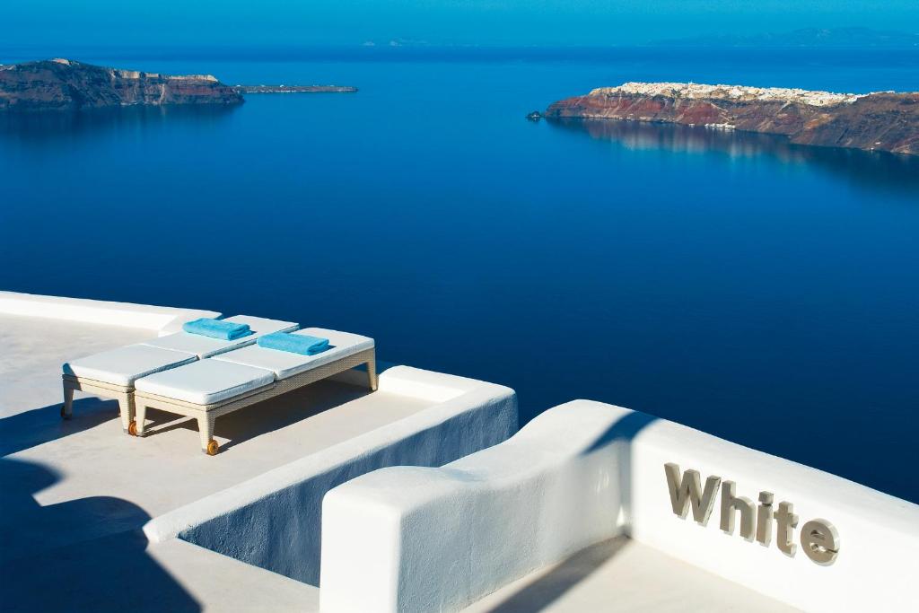 una panchina seduta sul bordo dell'acqua di White Santorini a Imerovigli