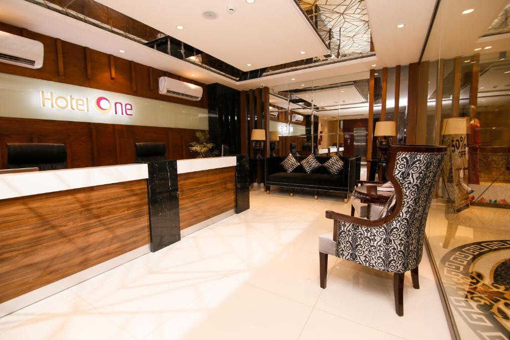 Hotel One Rahim Yar Khan Club Road في رحيم يار خان: لوبي الفندق بكرسي وفندق