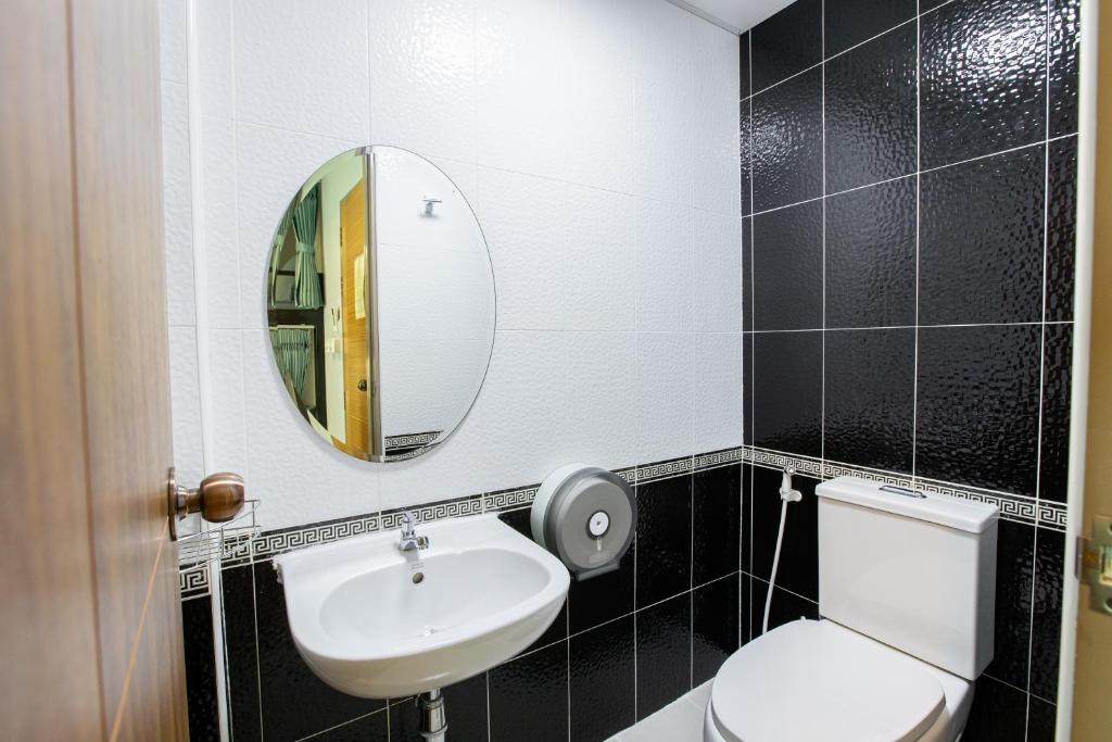 Koupelna v ubytování Restiny Hostel