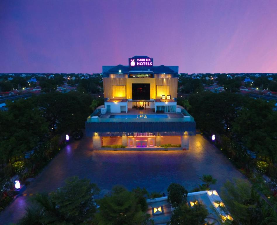 uma vista aérea de um hotel à noite em Hash Six Hotels em Coimbatore