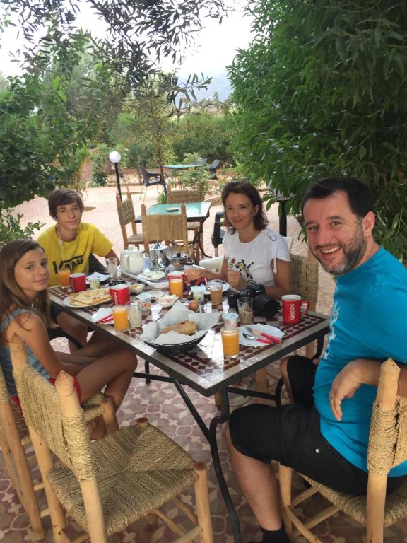 Un groupe de personnes assises autour d'une table dans l'établissement Dar Marwa, à Ouzoud