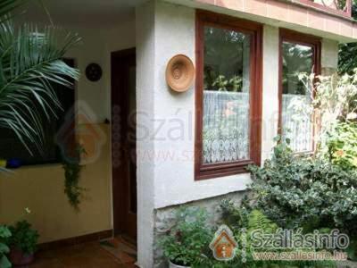 una casa con una porta e una finestra e alcune piante di Kanyar Vendégház a Pécs