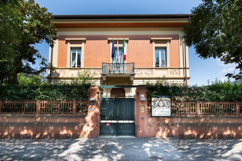 una casa con una puerta grande delante de ella en Villa Belverde Boutique Hotel, en Carrara