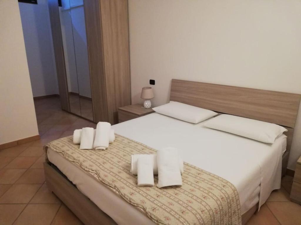 - une chambre avec un lit et des serviettes blanches dans l'établissement Remarè Casa vacanze, à Gallipoli