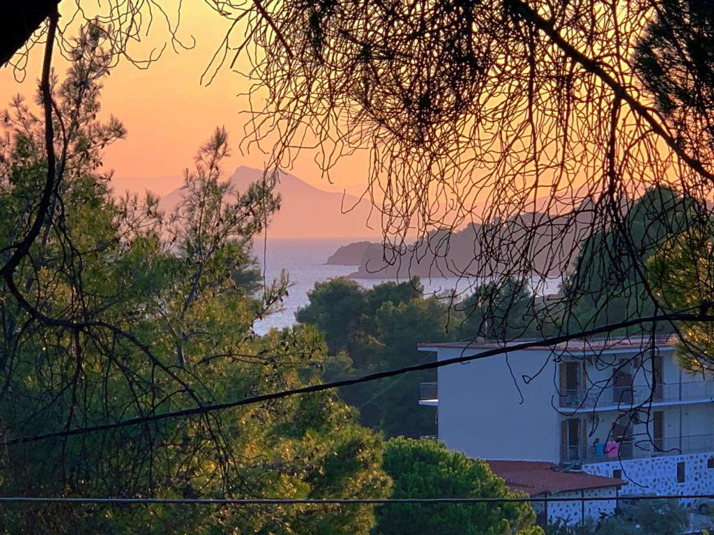una casa al atardecer con vistas al océano en Villa Pilion en Kolios