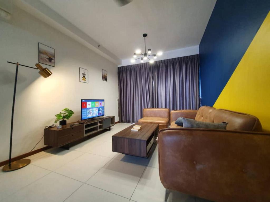 ein Wohnzimmer mit einem Sofa und einem TV in der Unterkunft The Landmark by Katana 4BR Luxury Seaview Homestay Gurney无敌海景四房套房 in Tanjong Tokong