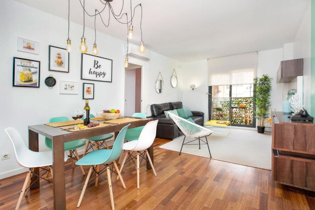 - un salon et une salle à manger avec une table et des chaises dans l'établissement Stay U-nique Apartments Ricart, à Barcelone
