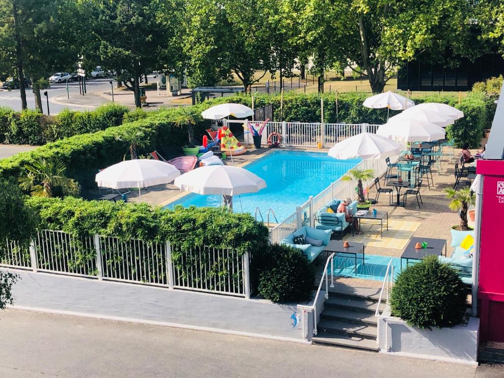 Bazén v ubytování Mercure Reims Parc Des Expositions nebo v jeho okolí