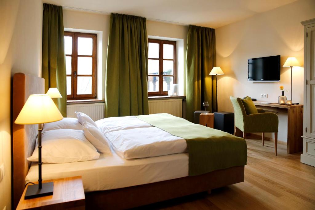 a hotel room with a bed and a desk at Weinkastell Zum Weissen Ross in Kallstadt