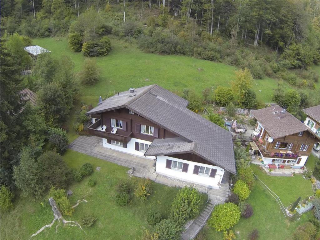 uma vista aérea de uma casa com um quintal em Apartment Goldrose by Interhome em Zweisimmen