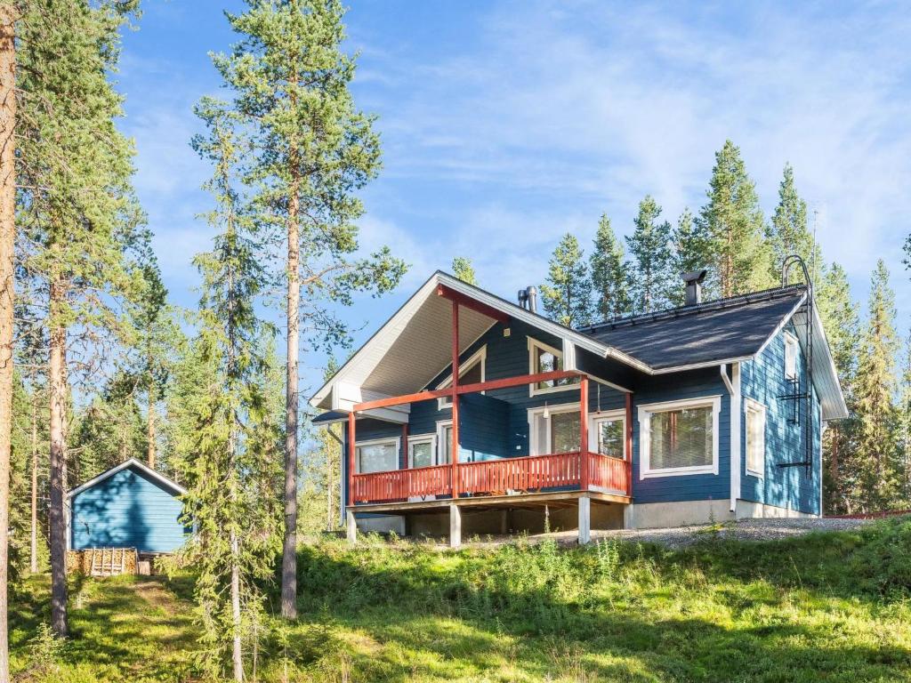 une maison sur une colline avec des arbres dans l'établissement Holiday Home Ylläksen sirppikuu 2 by Interhome, à Ylläsjärvi