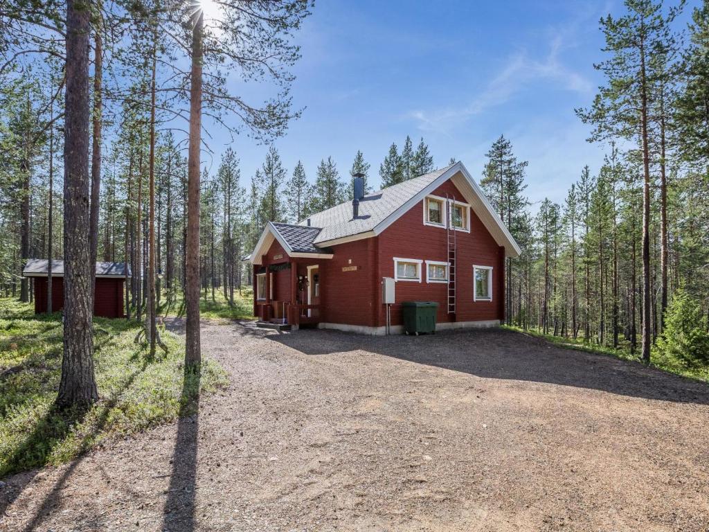 czerwony dom w środku lasu w obiekcie Holiday Home Lemmenlaakso by Interhome w mieście Äkäslompolo