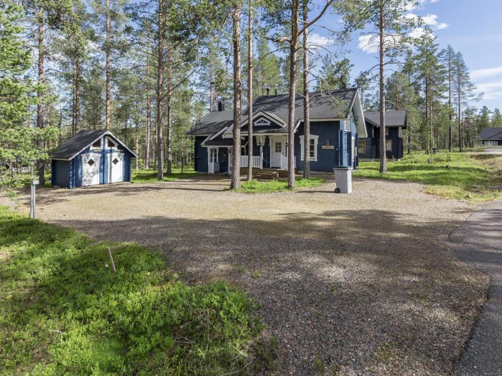 uma casa no meio de uma floresta em Holiday Home Komsikko b by Interhome em Äkäslompolo