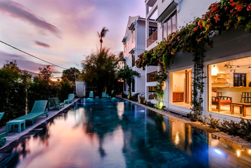 a swimming pool in the middle of a building at Tra Que Mansion in Hoi An