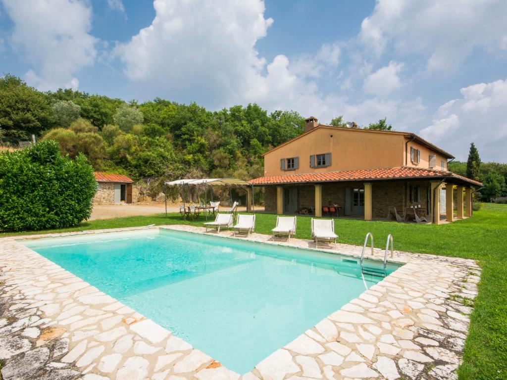 Bild eines Pools vor einem Haus in der Unterkunft Holiday Home Villa La Piaggia by Interhome in San Pancrazio