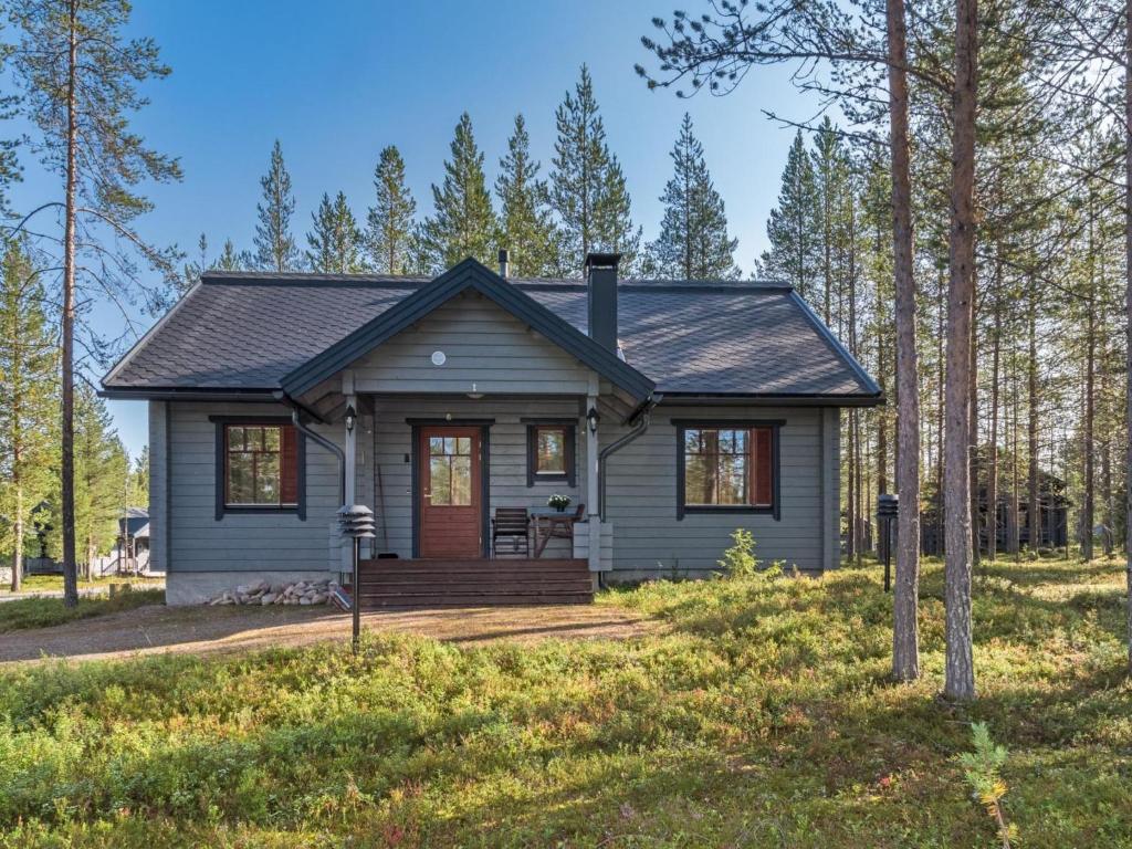 ein winziges Haus mit einer Veranda im Wald in der Unterkunft Holiday Home Nahila by Interhome in Äkäslompolo